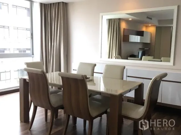 คอนโด ให้เช่าในPathum Wan, Bangkok - มุมรับประทานอาหาร โต๊ะ 6 ที่นั่ง ข้างหน้าต่างบานใหญ่และกระจกเงา