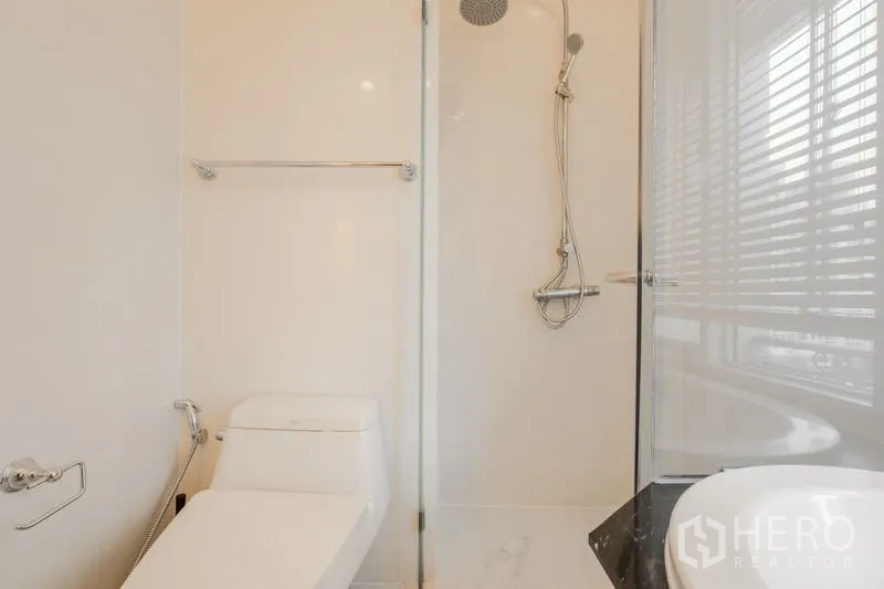 公寓 出售 - 干净浴室，玻璃淋浴间与现代坐便