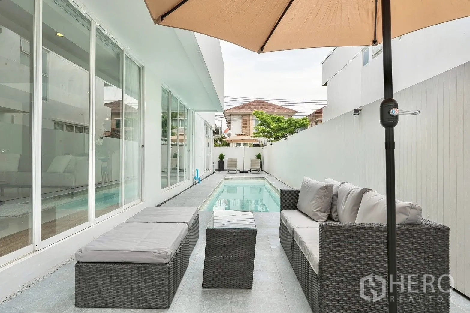 独栋房屋 for rent in Saphan Sung, Bangkok - 户外休闲区，旁是狭长的私人泳道。