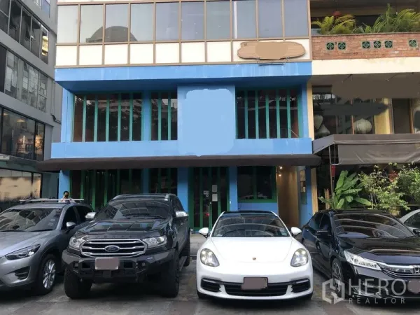 พื้นที่ขายปลีก ให้เช่าในKhlong Toei, Bangkok - ด้านหน้าอาคารพาณิชย์สูงไม่มาก หน้ากระจก มีที่จอดรถด้านหน้า