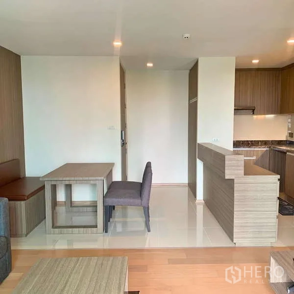 คอนโด ให้เช่า - มุมนั่งทานอาหารแบบเปิดโล่งติดกับเคาน์เตอร์ครัวลายไม้