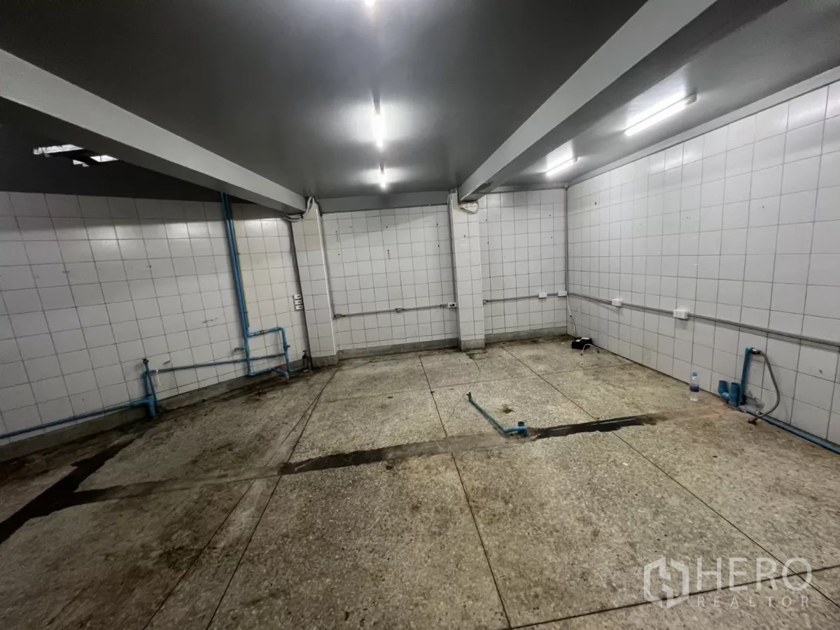 อาคารพาณิชย์ ให้เช่าในWatthana, Bangkok - ห้องยูทิลิตี้ขนาดใหญ่ปูกระเบื้อง มีท่อระบายน้ำ เหมาะทำครัวหรือสต็อก.