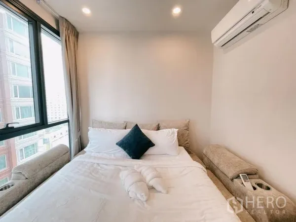 คอนโด ให้เช่าในRatchathewi, Bangkok - ห้องนอนอบอุ่น เตียงคู่ เครื่องปรับอากาศ และหน้าต่างบานใหญ่