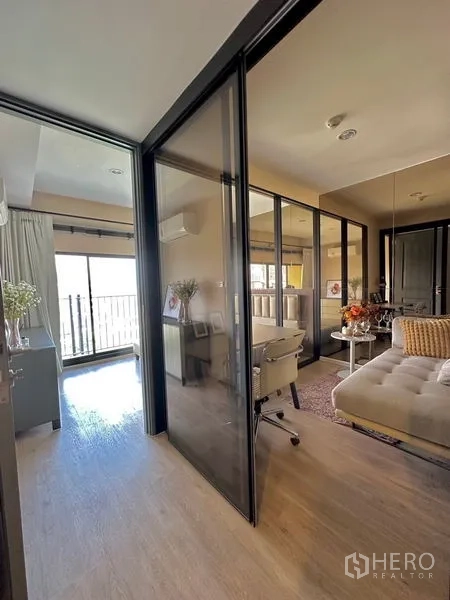 คอนโด ให้เช่าในPathum Wan, Bangkok - โถงทางเดินกับประตูกระจกบานเลื่อนนำไปสู่ห้องนอนและระเบียงสว่าง