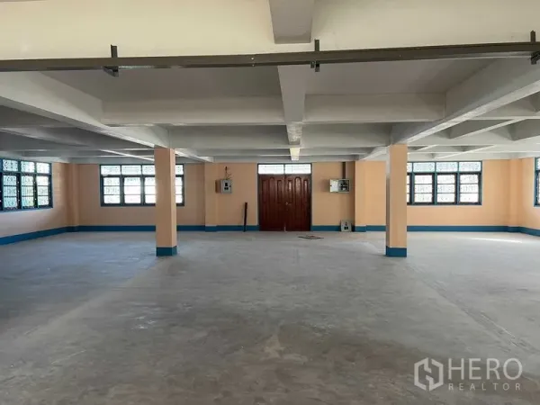คลังสินค้า ให้เช่าในBang Khun Thian, Bangkok - ชั้นโกดังโปร่งโล่ง พื้นคอนกรีต เสารับน้ำหนัก และหน้าต่างหลายบาน