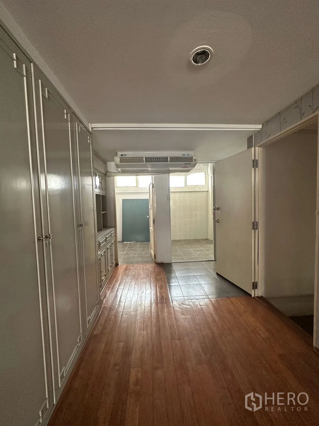 พื้นที่ขายปลีก ให้เช่าในWatthana, Bangkok - โถงทางเดินมีตู้บิวท์อินจำนวนมาก เชื่อมไปยังห้องน้ำปูกระเบื้อง