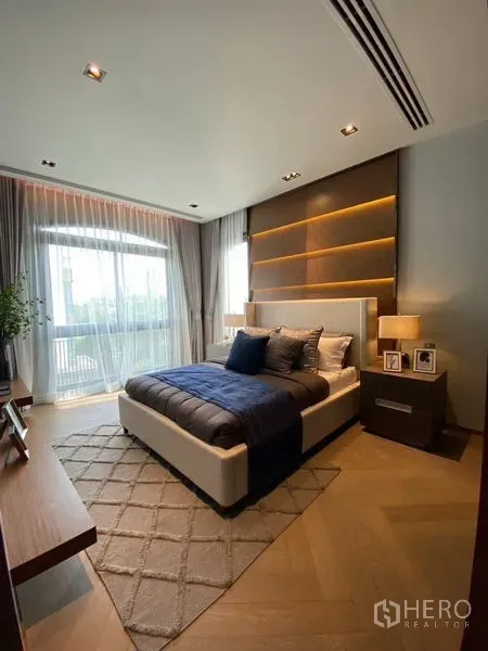 บ้าน ขายในPhaya Thai, Bangkok - ห้องนอนอบอุ่น มีหน้าต่างเต็มบาน เชื่อมระเบียง แสงไฟสบายตาและพื้นไม้