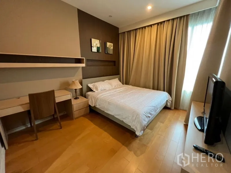 คอนโด ให้เช่าในChatuchak, Bangkok - ห้องนอนอบอุ่นพร้อมเตียงคู่ โต๊ะทำงาน และหน้าต่างบานใหญ่