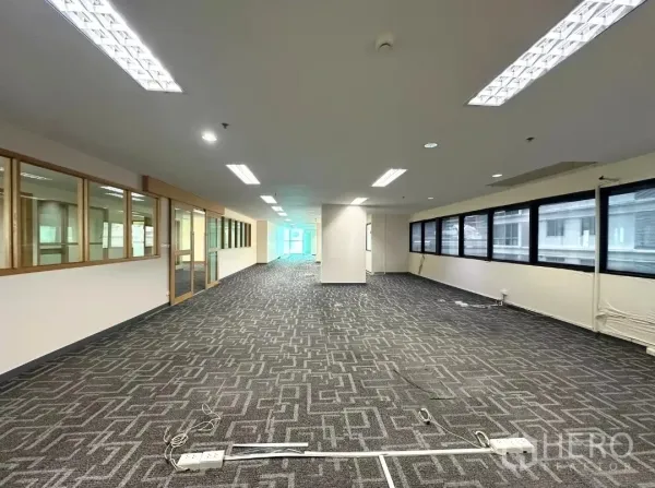 สำนักงาน ให้เช่าในBang Rak, Bangkok - พื้นออฟฟิศลึกยาว พรมลายเรขาคณิต และหน้าต่างสองฝั่ง