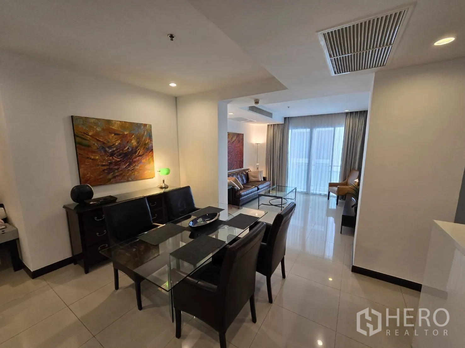 คอนโด for rent or sale in Watthana, Bangkok - ห้องนอนเตียงคิงพร้อมระเบียงวิวเมือง.