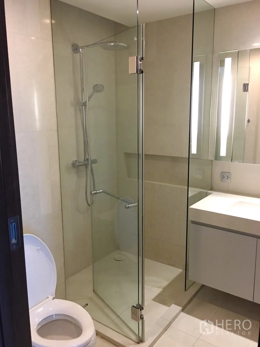 คอนโด ให้เช่าในWatthana, Bangkok - ห้องน้ำสว่างทันสมัย มีตู้กระจก อ่างล้างหน้า โถสุขภัณฑ์ และห้องอาบน้ำกระจก