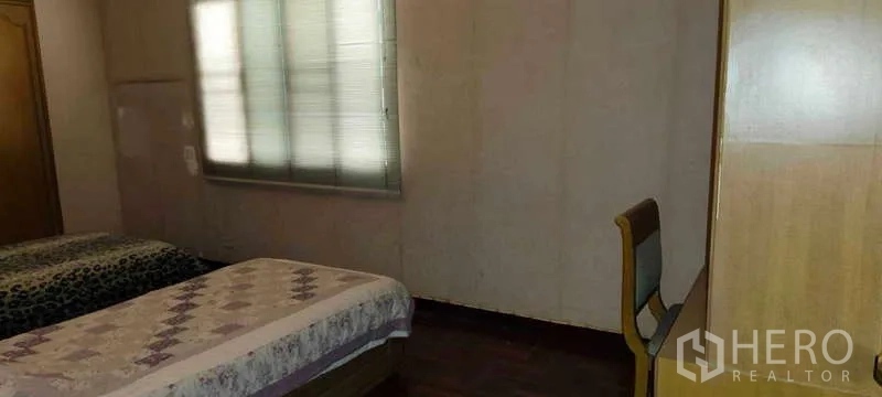 บ้าน ขายในPhra Khanong, Bangkok - ห้องนอนที่สาม เตียงเดี่ยวสองเตียง โต๊ะทำงานและตู้เสื้อผ้า