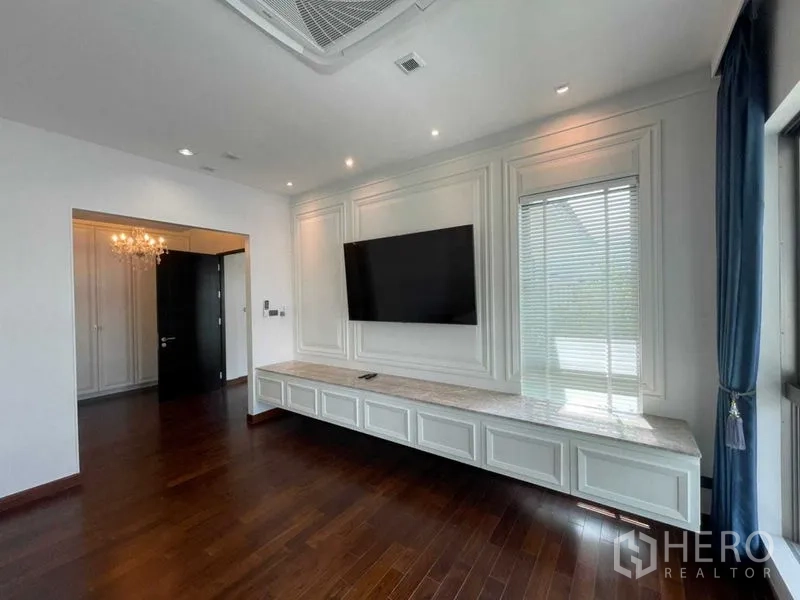 บ้าน ให้เช่าหรือขายในLat Krabang, Bangkok - ผนังทีวีติดตั้งทีวีพร้อมเคาน์เตอร์ท็อปหินอ่อน ใต้ไฟดาวน์ไลท์