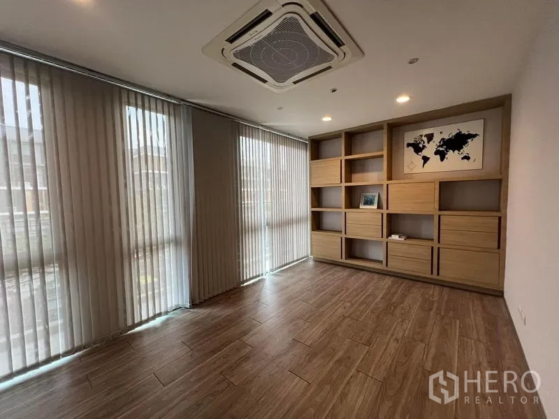 สำนักงานที่บ้าน ให้เช่าในBueng Kum, Bangkok - ห้องมุมพร้อมชั้นบิลท์อินเต็มผนัง ม่านปรับแสง และแอร์ฝังฝ้า