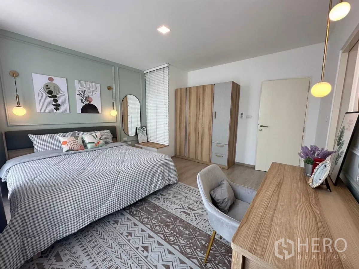 ทาวน์เฮาส์ ให้เช่าในBang Phli, Samut Prakan - ห้องนอนใหญ่กว้าง เตียงคิง ไฟติดผนัง ตู้เสื้อผ้าและโต๊ะทำงาน