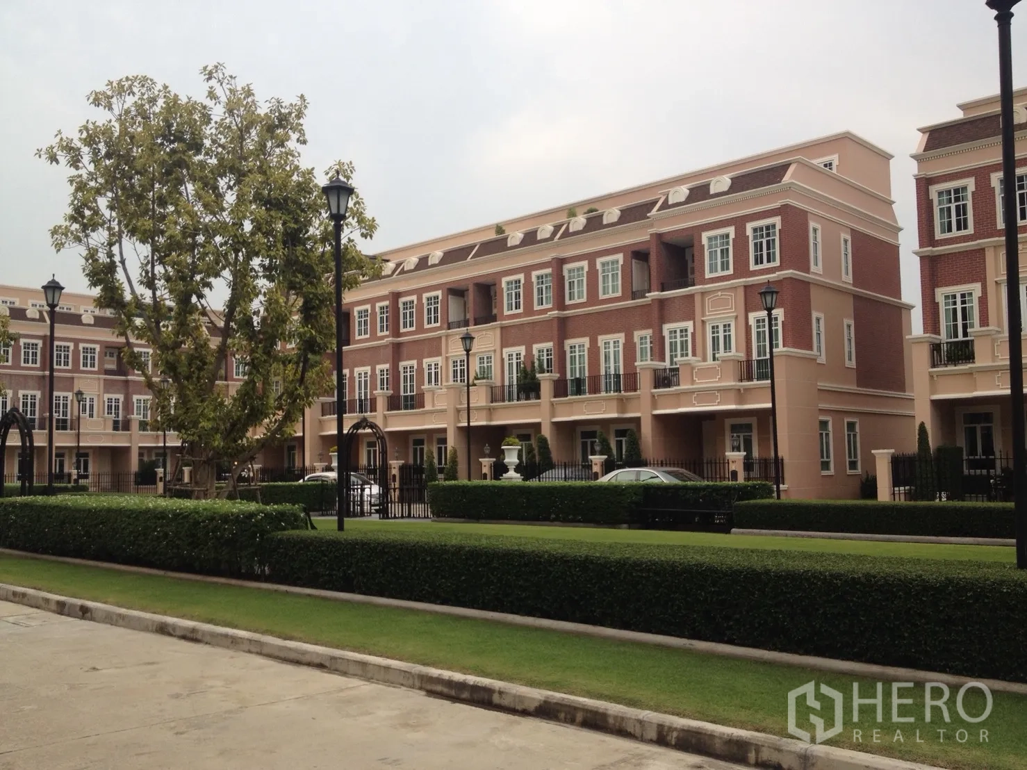 联排别墅 出租在Watthana, Bangkok - 欧式多层联排外立面，社区绿化景观。