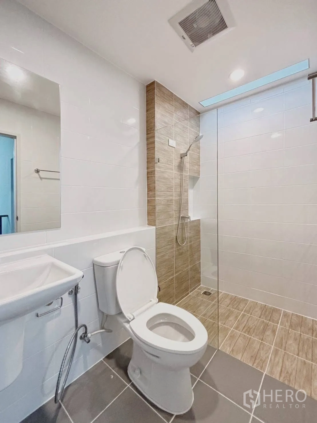 ทาวน์เฮาส์ for rent in Bang Phli, Samut Prakan - ห้องน้ำสว่างพร้อมพื้นที่อาบน้ำกั้นกระจก อ่างล้างหน้า และโถสุขภัณฑ์.