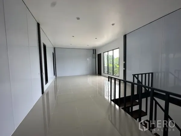 货栈 出租或出售在Lam Luk Ka, Pathum Thani - 采光充足的夹层办公室，瓷砖地面与栏杆