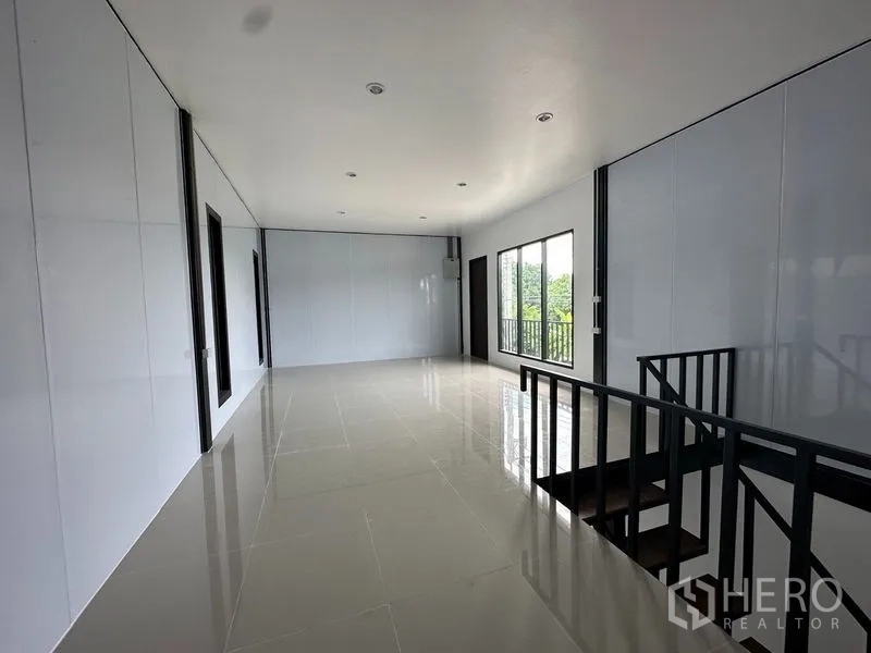 货栈 出租或出售在Lam Luk Ka, Pathum Thani - 采光充足的夹层办公室，瓷砖地面与栏杆