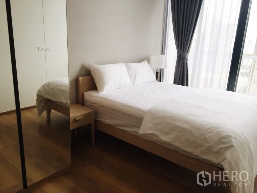 คอนโด ให้เช่าในKhlong Toei, Bangkok - ห้องนอนสว่าง พื้นไม้ ตู้เสื้อผ้าบานกระจก และหน้าต่างสูงเต็มผนังวิวเมือง