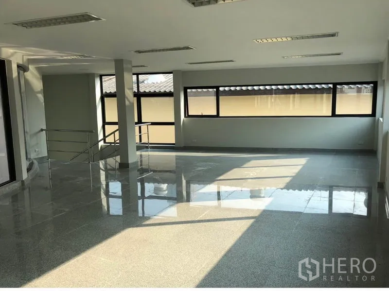 办公空间 出租在Khlong Toei, Bangkok - 宽敞开放办公室，多扇窗户带来充足自然光。