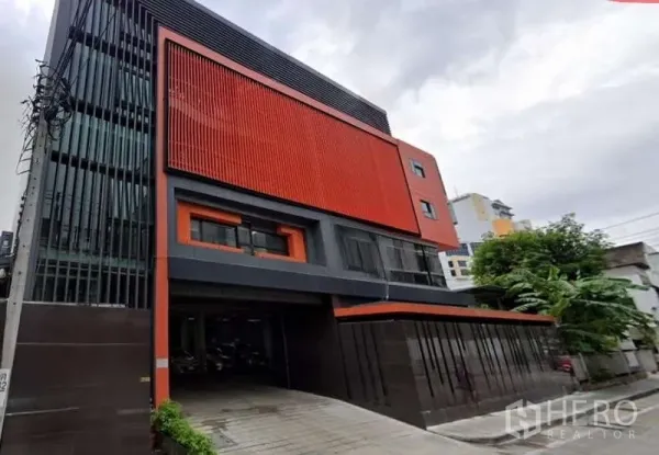 พื้นที่ขายปลีก ให้เช่าในKhlong Toei, Bangkok - อาคารพาณิชย์สมัยใหม่ หน้ากรอบสีส้มเด่น พร้อมทางเข้าไดรฟ์เวย์กว้างในกรุงเทพฯ