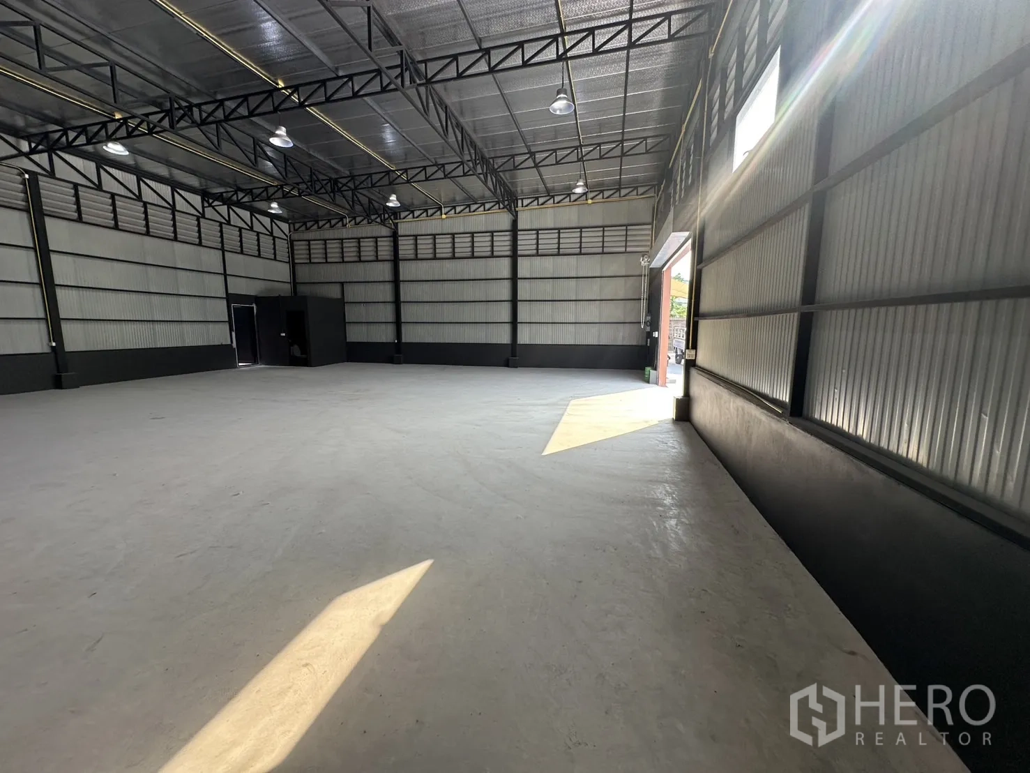 คลังสินค้า ให้เช่าในPrawet, Bangkok - ทางเดินยาวข้างผนังเมทัลชีท มีแสงอาทิตย์ส่องเข้ามาใกล้ทางเข้า.