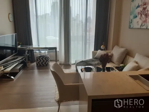 คอนโด ให้เช่าหรือขายในWatthana, Bangkok - ห้องนั่งเล่นสว่างด้วยกระจกเต็มบาน พร้อมโซฟา ชั้นวางทีวี และวิวเมือง ใกล้อโศก