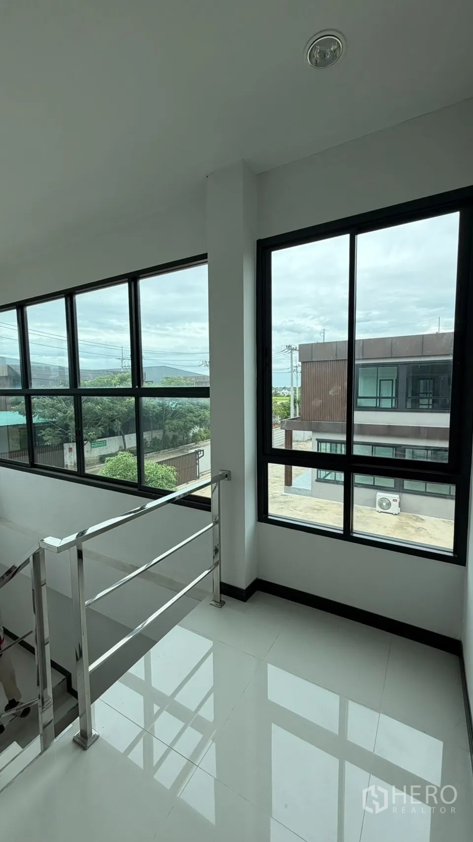 โรงงาน for sale in Bang Len, Nakhon Pathom - โถงบันไดมีหน้าต่างกระจกมุมรับแสงธรรมชาติ