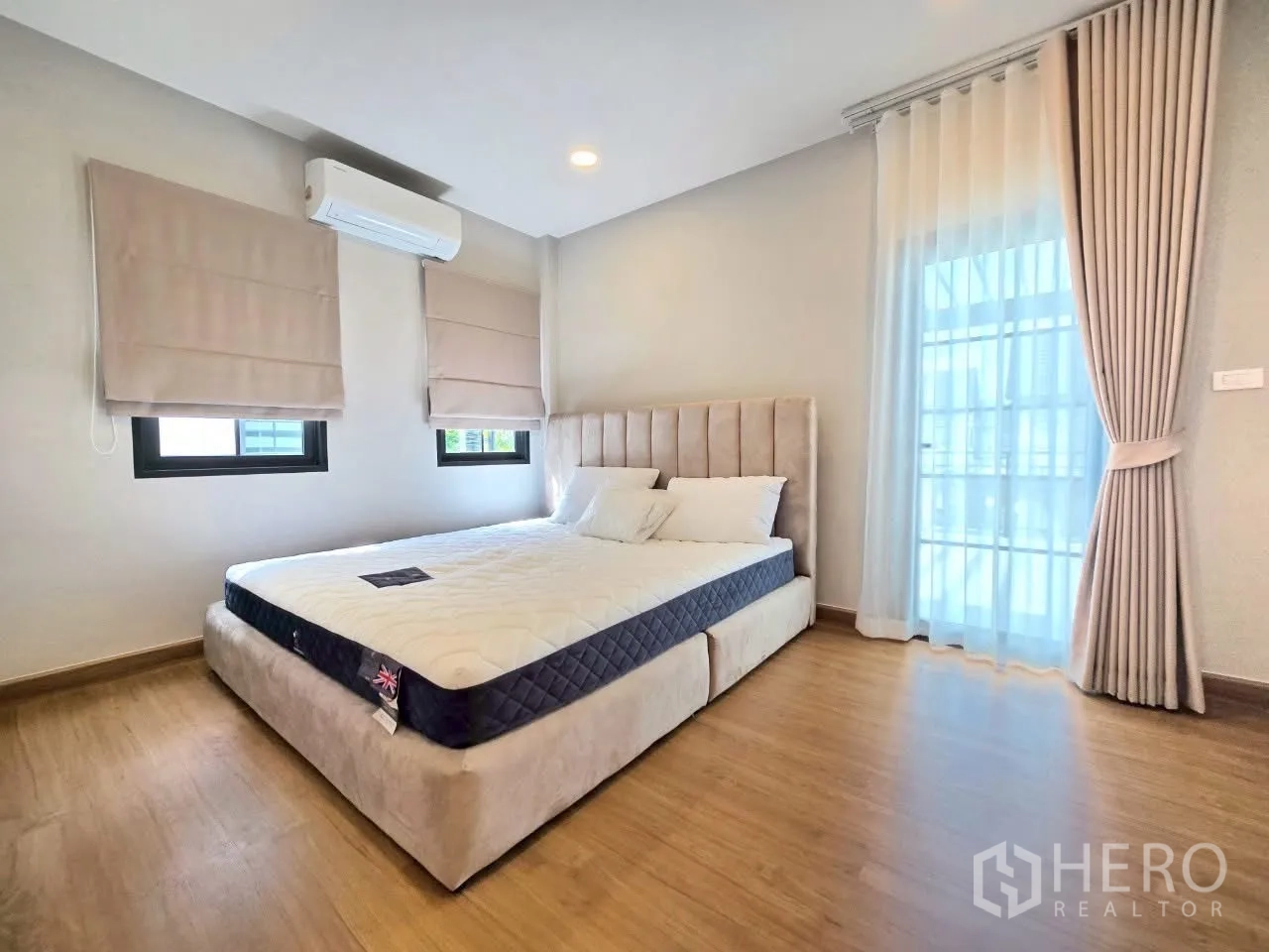 独栋房屋 for rent in Bang Phli, Samut Prakan - 通风卧室，双人床、空调与纱帘