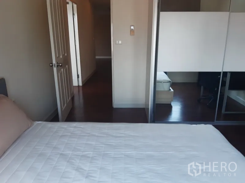 คอนโด ให้เช่าในKhlong Toei, Bangkok - ห้องนอนที่สองมีตู้เสื้อผ้าบานเลื่อนและทางเดินเชื่อม