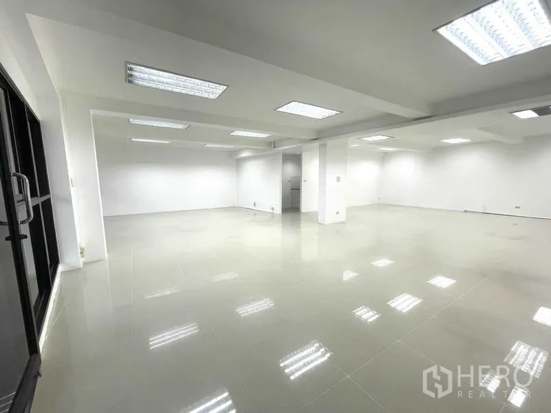 สำนักงาน ให้เช่าในKhlong Toei, Bangkok - พื้นที่สำนักงานกว้างไร้เสากีดขวาง พร้อมไฟฝ้าและผนังหน้าต่าง