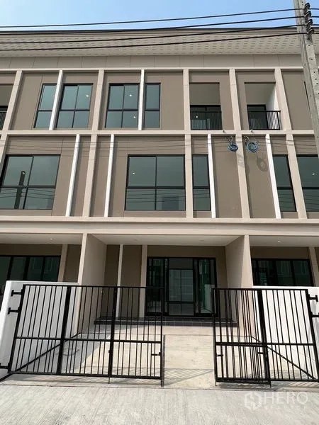 Townhouse for rent in Bang Kapi, Bangkok - Modern three-storey townhouse with gated driveway and large windows in Hua Mak, Bang Kapi.