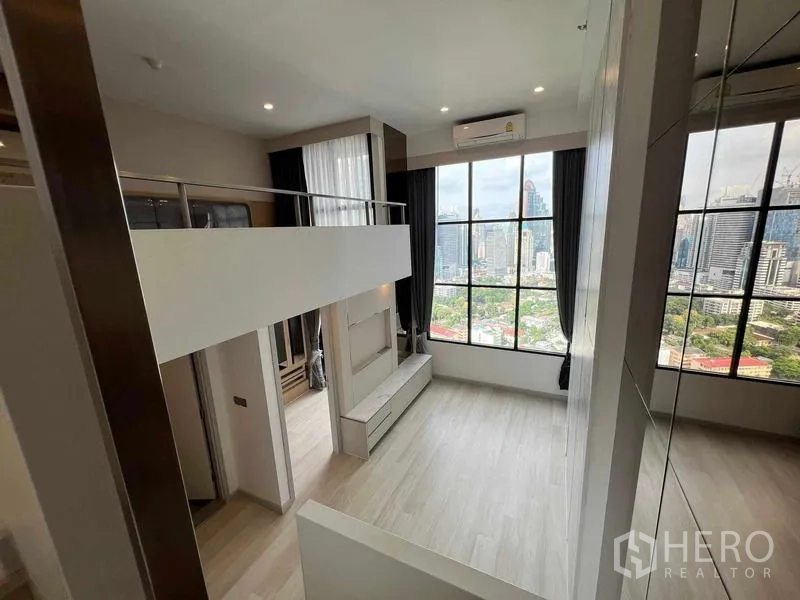 คอนโด ขายในSathon, Bangkok - มุมมองจากชั้นลอยสู่โถงรับแขกและหน้าต่างบานใหญ่เห็นสกายไลน์