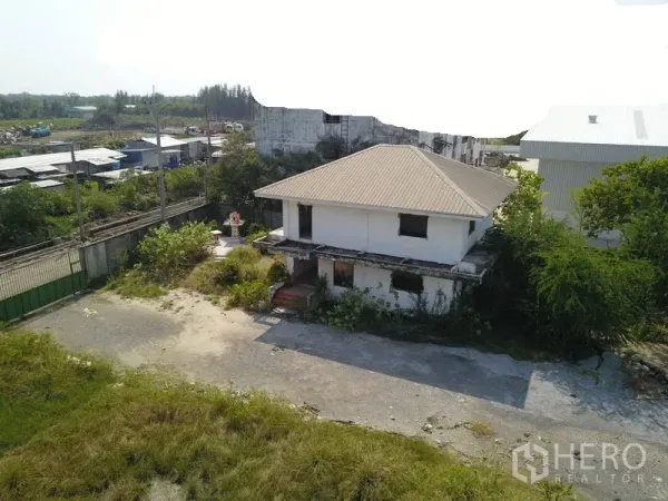 工厂 出售在Samut Prakan - 园区内两层办公/住宿楼，配有车道与植被