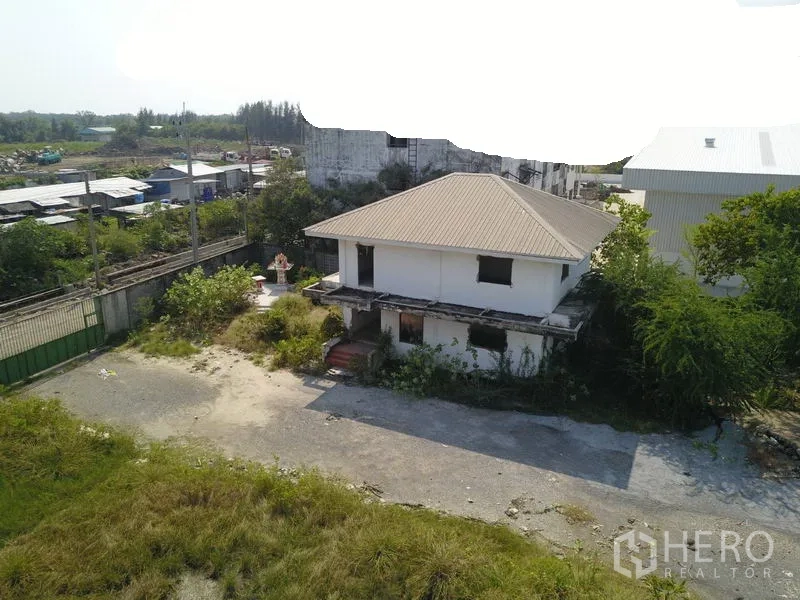 工厂 出售在Samut Prakan - 园区内两层办公/住宿楼，配有车道与植被