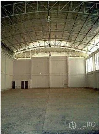 工厂 出租在Krathum Baen, Samut Sakhon - 宽敞生产区，混凝土地面与拱形金属屋顶，可灵活布置设备。