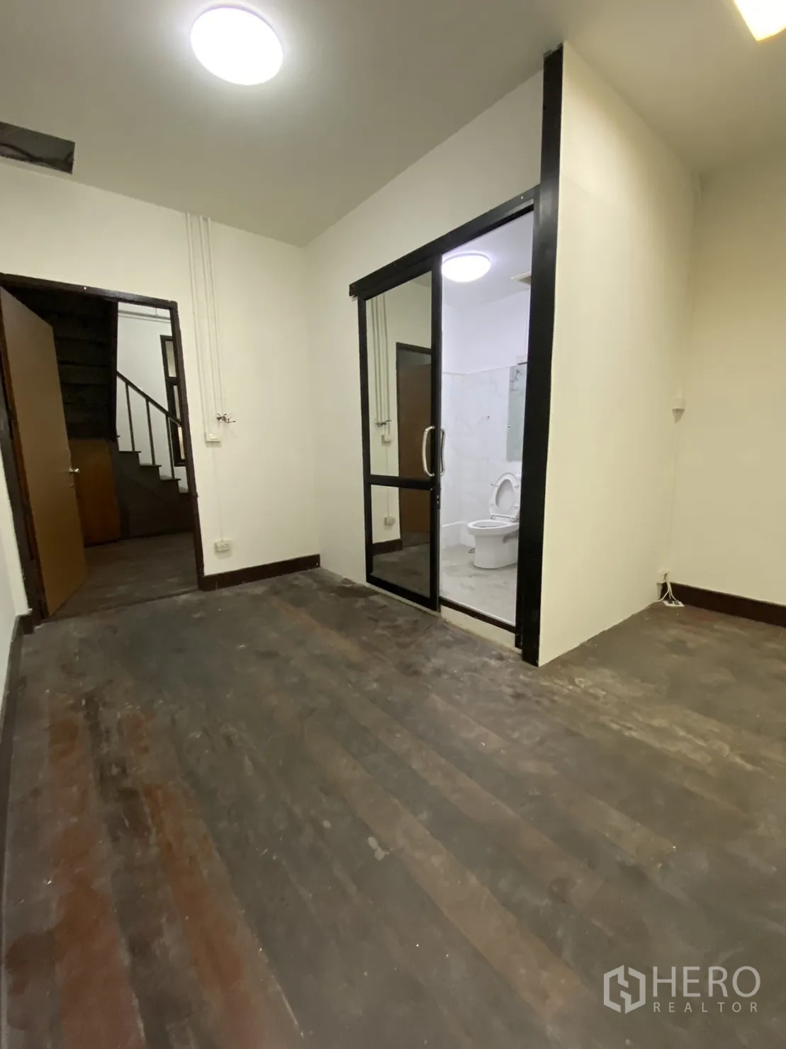 อาคารพาณิชย์ ให้เช่า - ห้องขนาดกะทัดรัด มีประตูกระจกเชื่อมห้องน้ำในตัว