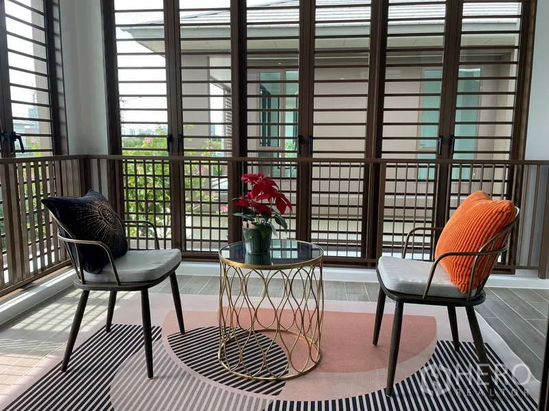 Detached House for rent in Bang Kapi, Bangkok - Enclosed balcony or sunroom with lattice windows and two chairs around a round table.