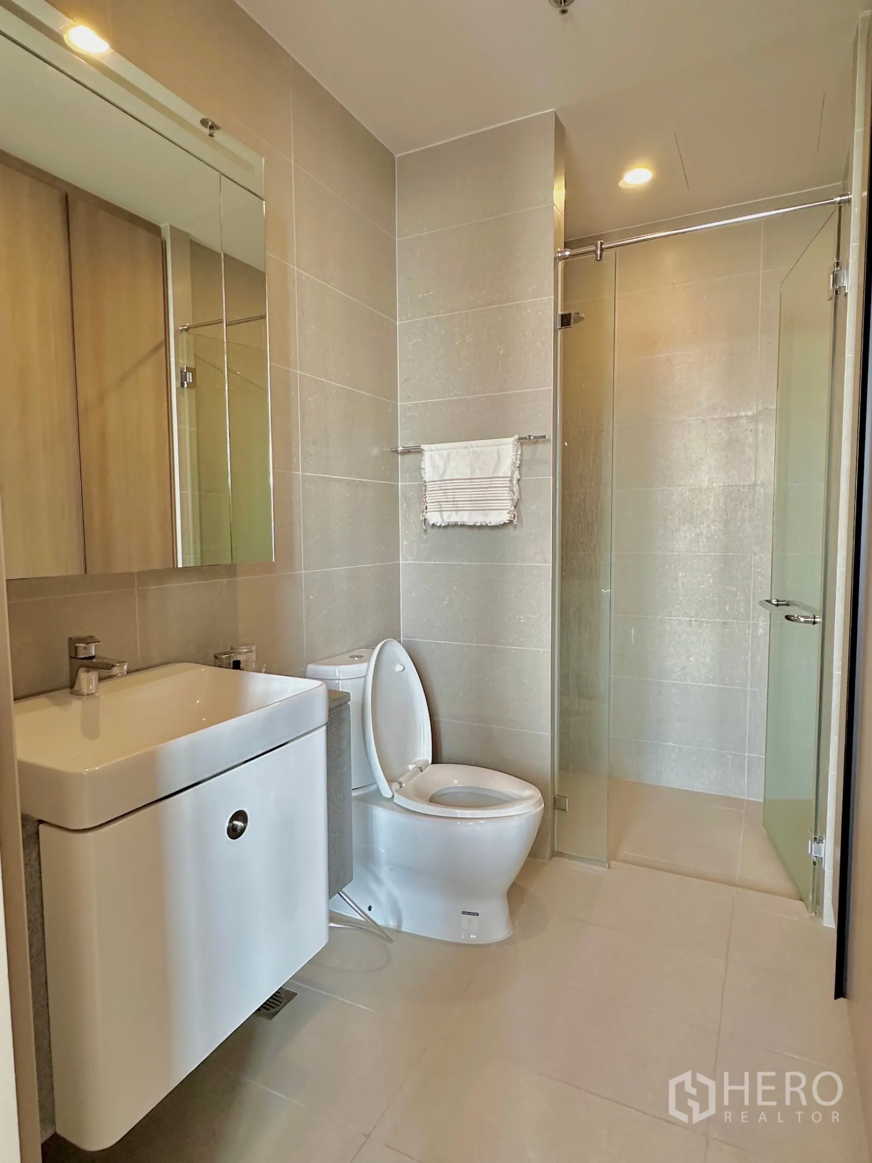 คอนโด ให้เช่าในPathum Wan, Bangkok - ห้องน้ำทันสมัย มีอ่างล้างหน้า โถสุขภัณฑ์ และฝักบัวกระจกกั้น