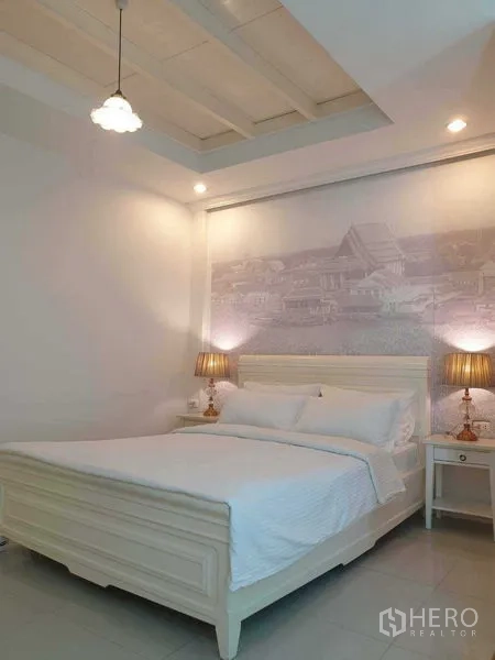 零售空间 出租在Huai Khwang, Bangkok - 多层建筑外立面，大面积窗户与阳台，蓝天下。