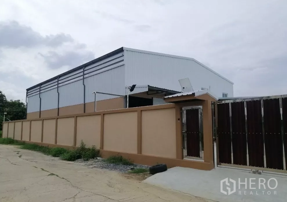 Warehouse for rent in Bang Bua Thong, Nonthaburi - Secure modern warehouse exterior with high metal cladding and perimeter wall in Bang Bua Thong.