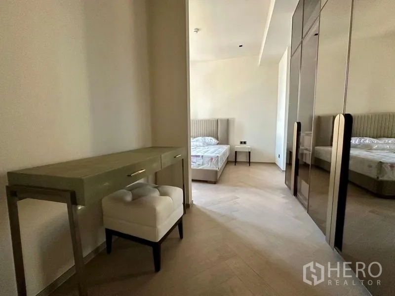 公寓 出租 - 更衣区，置物桌、坐凳与镜面衣柜通往卧室