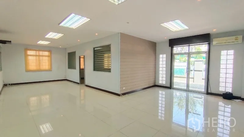 สำนักงานที่บ้าน ให้เช่าในHuai Khwang, Bangkok - พื้นที่ชั้นล่างแบบเปิดโล่ง พื้นกระเบื้องเงา หน้าต่างบานใหญ่ และประตูกระจก