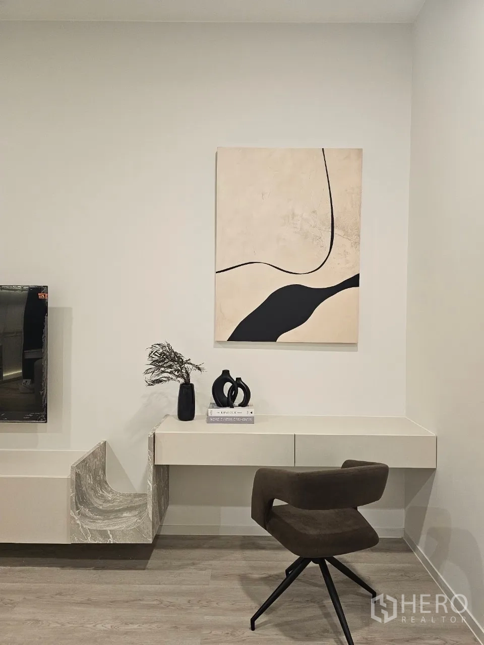 独立式住宅 出租在Saphan Sung, Bangkok - 极简工作角，悬空书桌、装饰画与旋转椅。