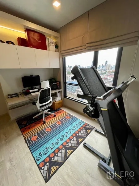คอนโด ขาย - ห้องทำงานที่บ้าน พร้อมโต๊ะทำงาน ลู่วิ่ง และหน้าต่างบานใหญ่ชมวิวกรุงเทพฯ
