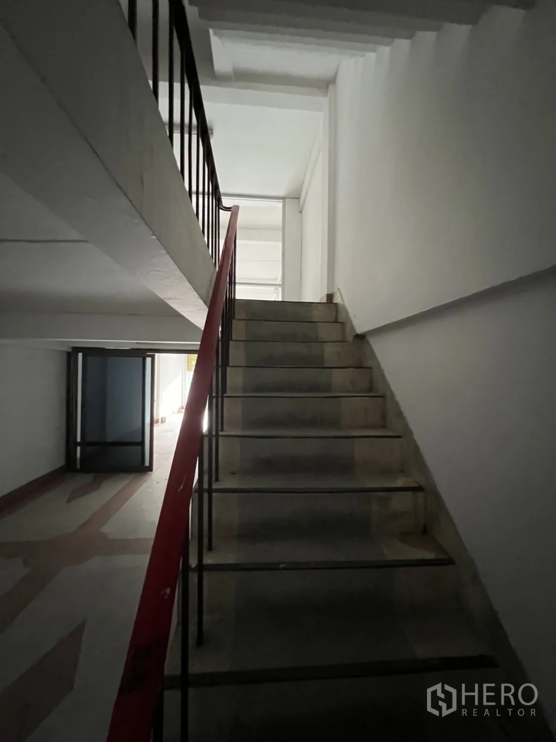 店屋 出租在Phra Khanong, Bangkok - 带红色扶手的楼梯，从首层通往商铺上层。