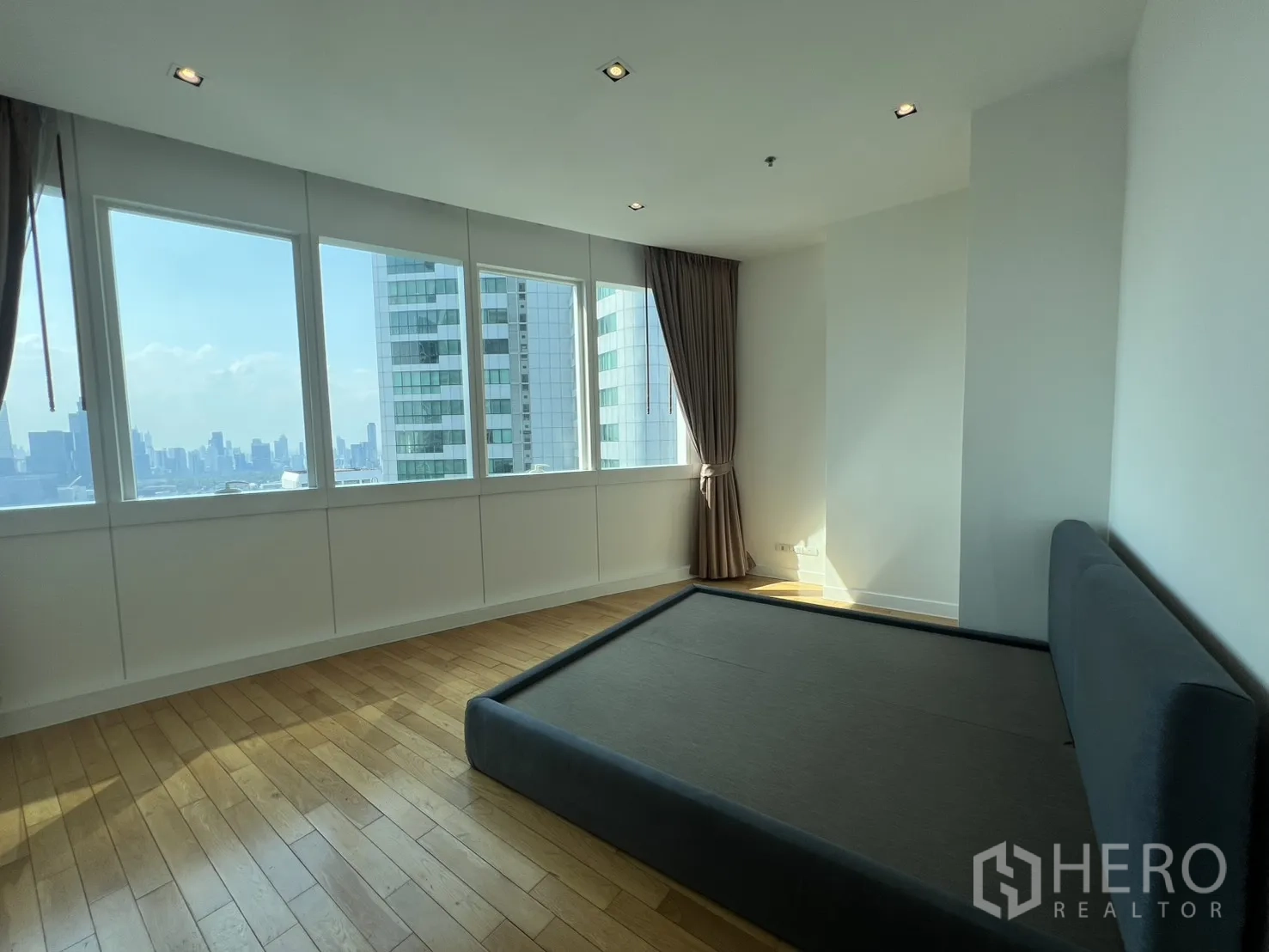 คอนโด for sale in Khlong Toei, Bangkok - ห้องนอนกว้าง เตียงแพลตฟอร์ม รับแสงธรรมชาติจากหลายหน้าต่าง