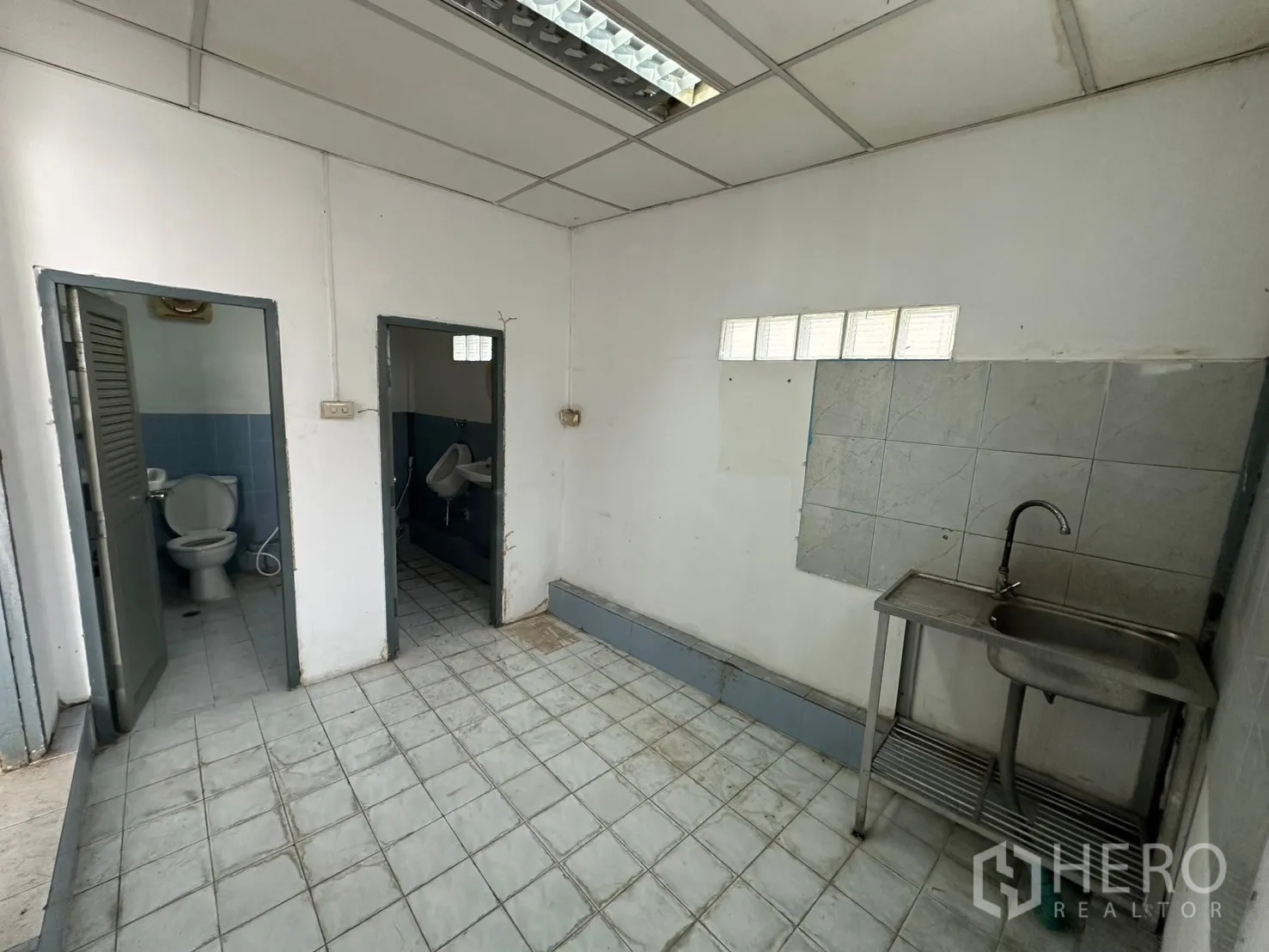 Warehouse for rent in Suan Luang, Bangkok - Wash area with stainless sink and separate male and female restrooms.