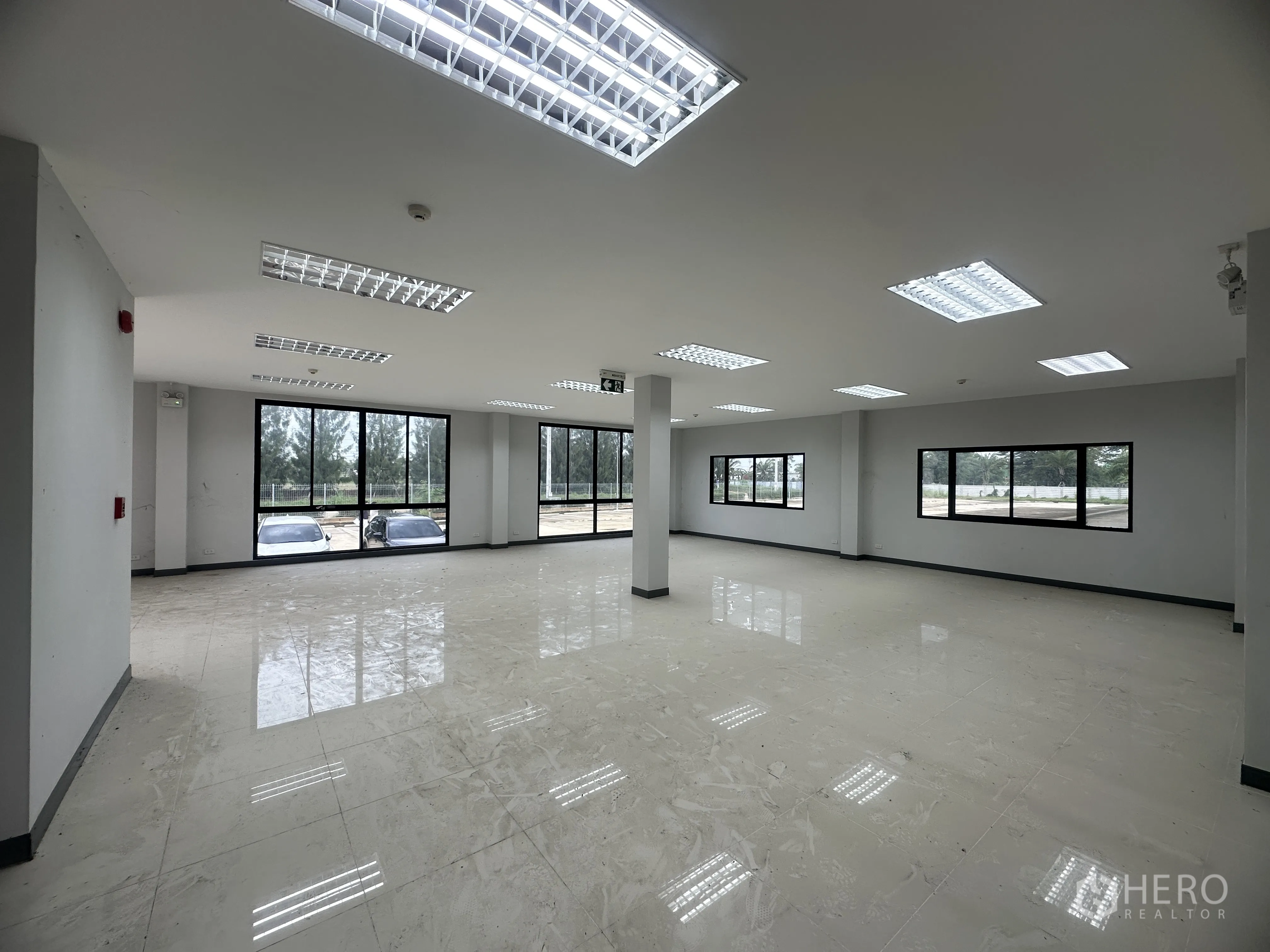 โกดัง for rent in Mueang Chon Buri, Chon Buri - พื้นที่ออฟฟิศปูกระเบื้องสว่าง มีหน้าต่างบานใหญ่รอบห้อง